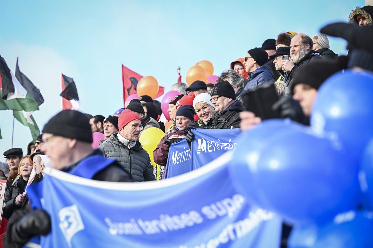 Somijā strādājošie streiko un protestē pret valdības ierosinātajām izmaiņām darba likumos.