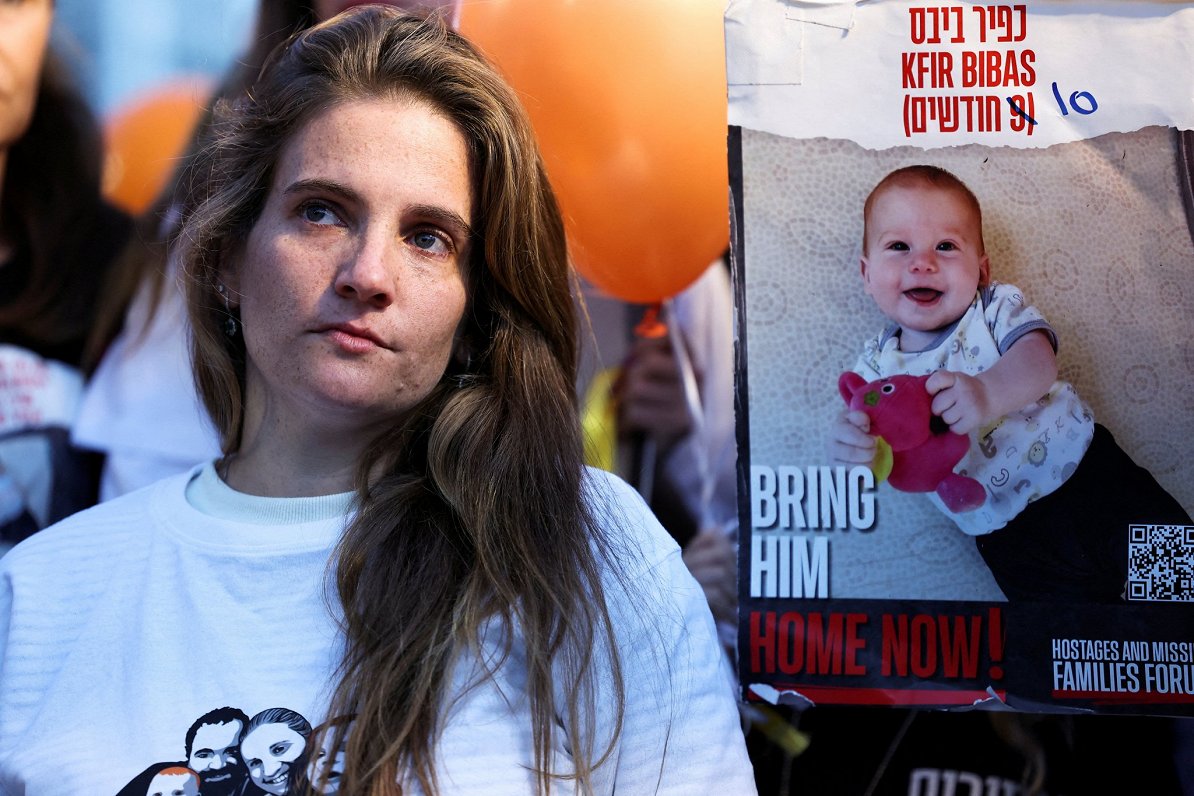Izraēlā demonstrācijas dalībnieki pieprasa atbrīvot &quot;Hamās&quot; sagūstīto zīdaini Kfiru Bibasu