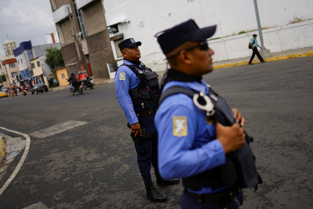 Policijas patruļa Sansalvadoras ielās pirms Salvadoras prezidenta vēlēšanām