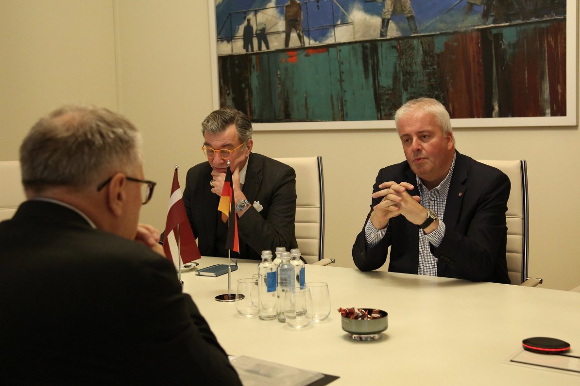 Vācijas Centrālās bankas direktoru padomes loceklis Burkhards Balzs (pa labi) kopā ar Vācijas vēstnieku Kristianu Heldtu (centrā) un...