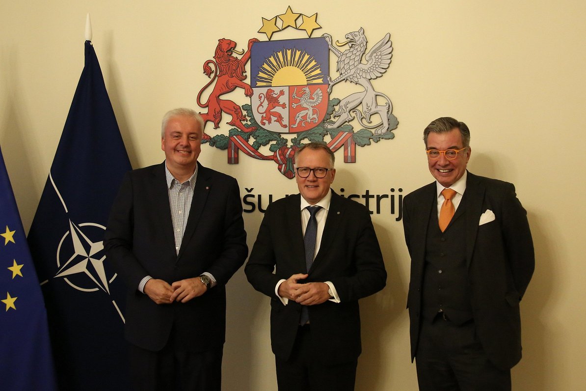 Bundesbank board member Burkhard Balz (left) with German ambassador Christian Heldt (right) and Latv...