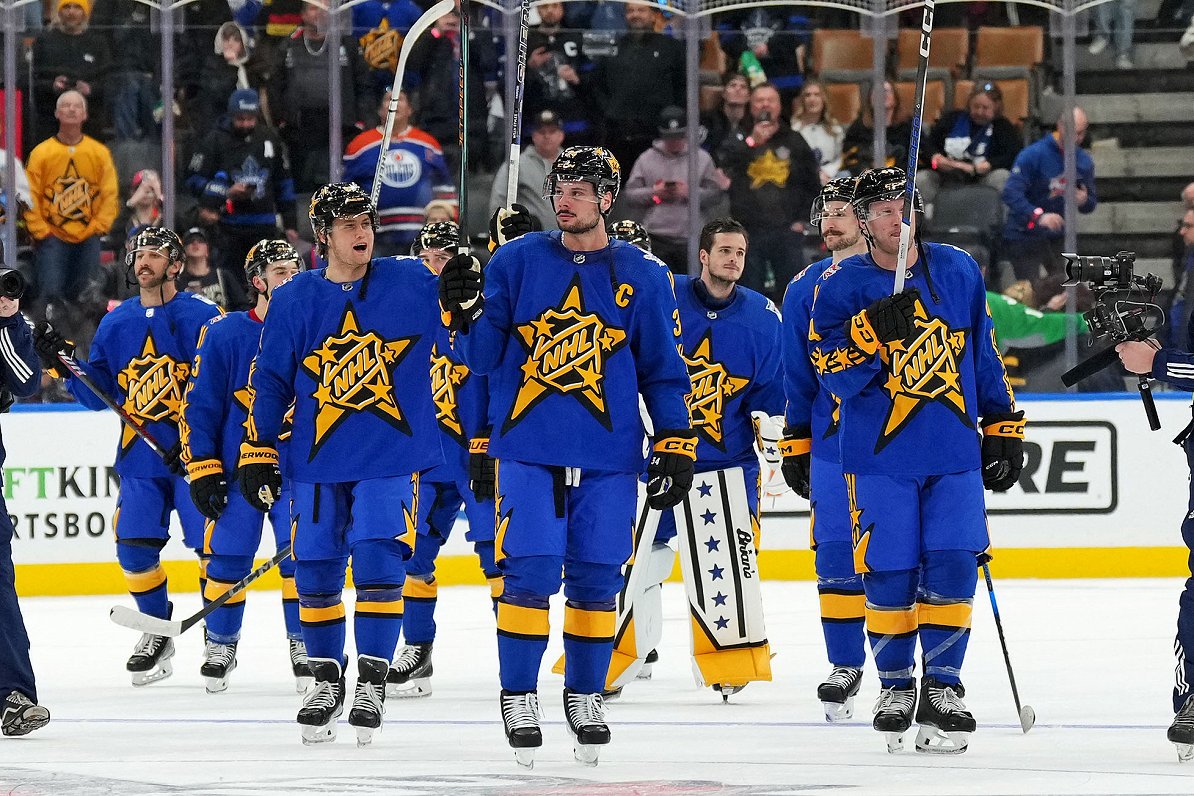 Ostons Metjūzs (centrā) ar savu komandu NHL Zvaigžņu spēlē