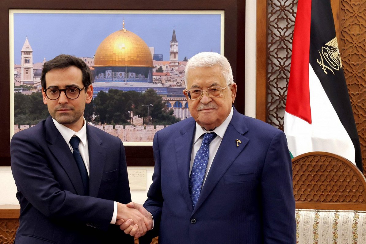 Francijas ārlietu ministrs Stefans Sežurns tiekas ar palestīniešu pašpārvaldes prezidentu Mahmudu Ab...