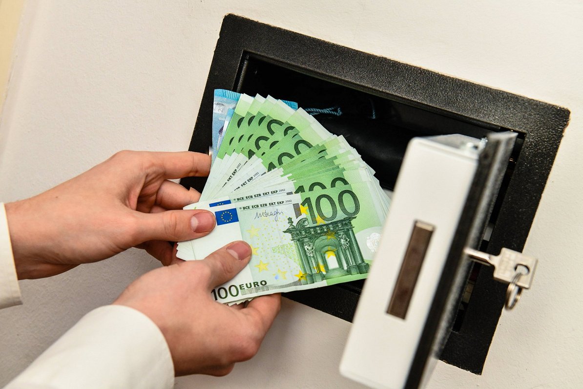 Seifs un eiro valūtas banknotes