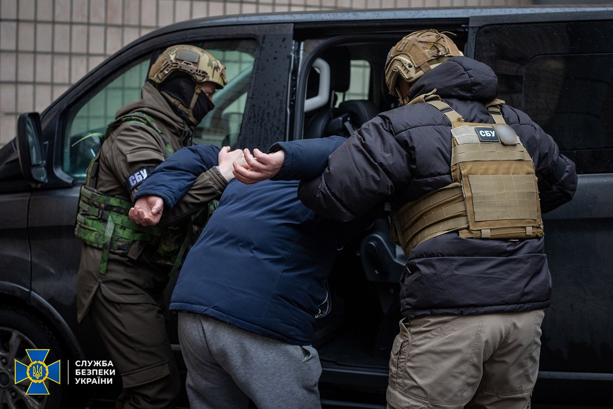 Ukrainas Drošības dienesta darbinieki aiztur personu, kas tiek turēta aizdomās par spiegošanu Krievi...