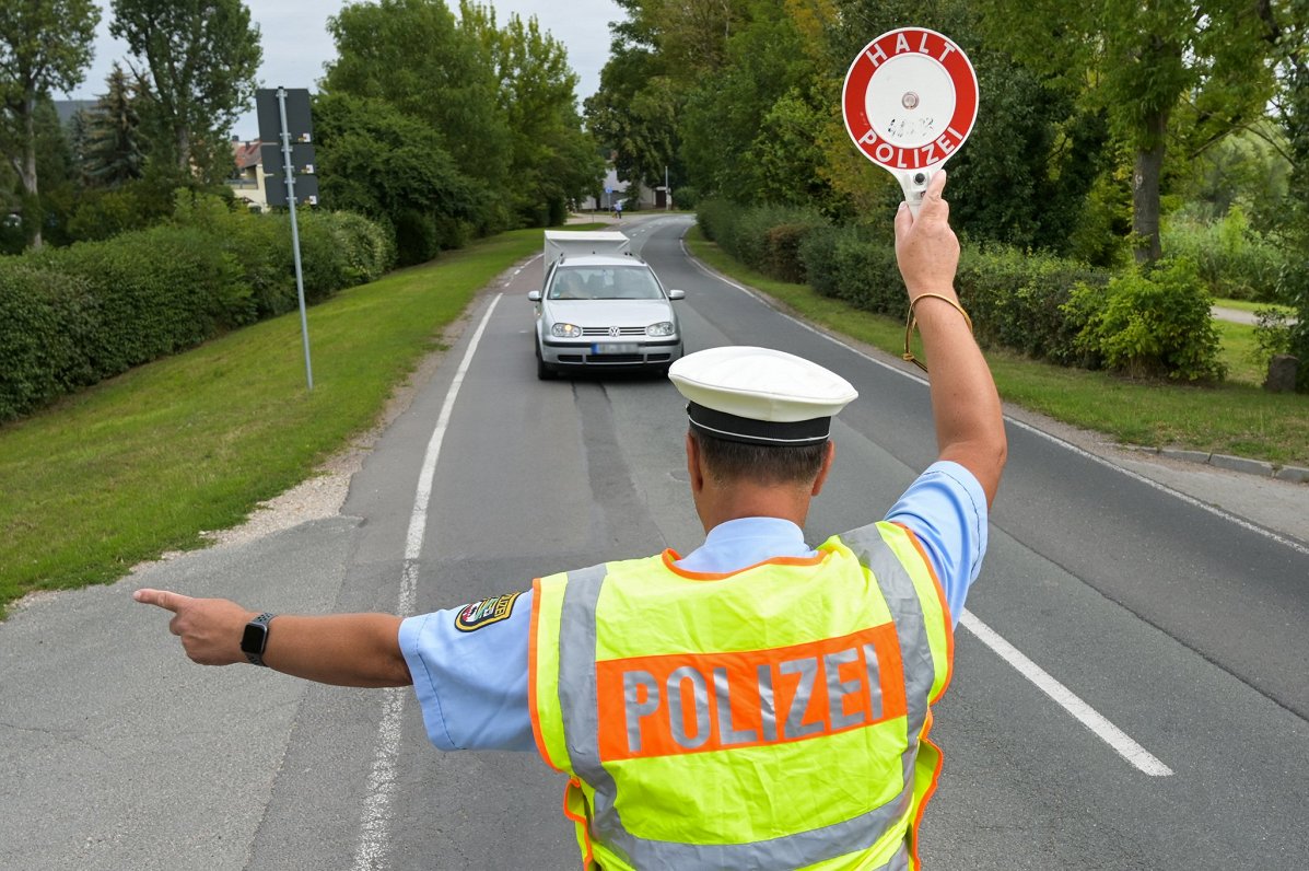 Vācijas policija veic pārbaudes uz autoceļa