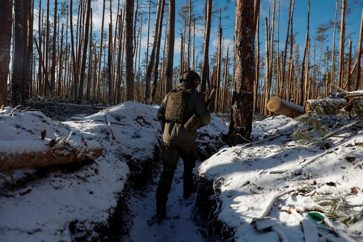 Ukrainas armijas karavīrs ierakumos netālu no Kreminas