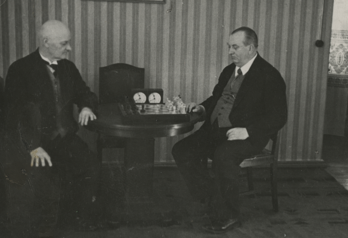 Emilis Melngailis spēlē šahu ar šaha meistaru Kārli Bētiņu. 20. gs. 40. gadu sākums