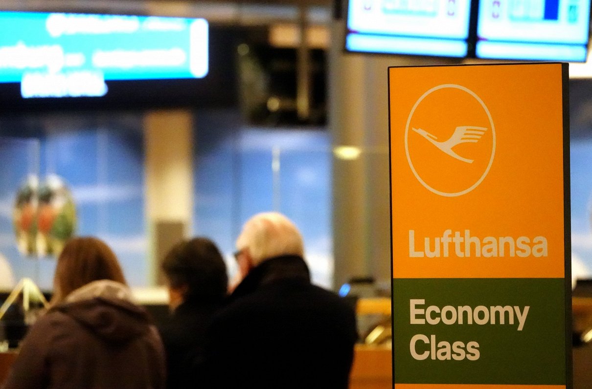 &quot;Lufthansa&quot; stends Hamburgas lidostā Vācijā