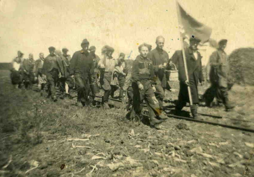 Vaboles kūdras purva strādnieku brigāde ar tai pasniegto sarkano karogu. 1960. gadi.