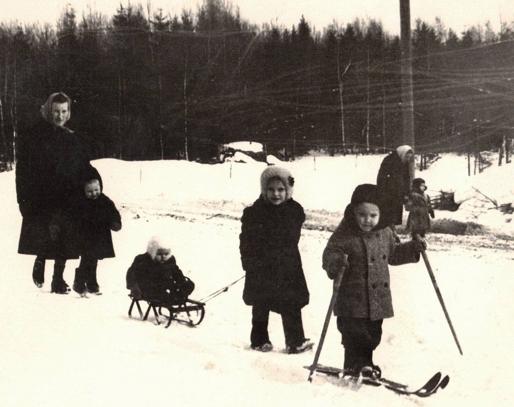 Vaboles kūdras purva ciemata bērni. 1960. gadu sākums.