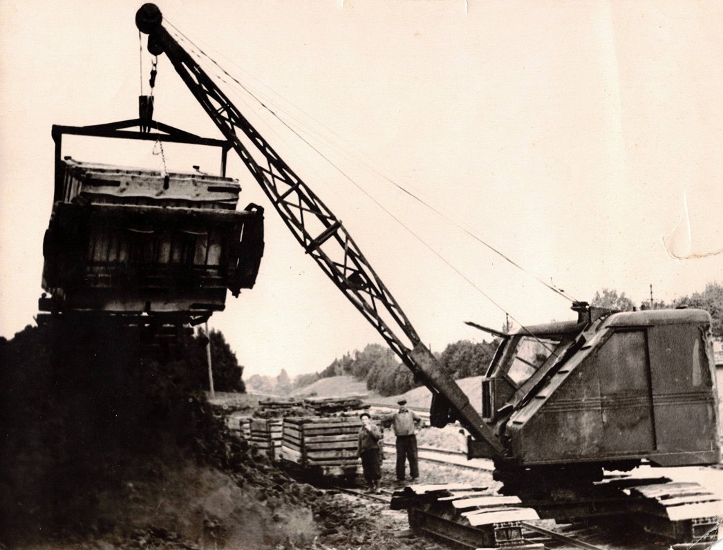 Kūdras purva vagonešu pārkraušana Vaboles dzelzceļa stacijā. 1970. gadu sākums.
