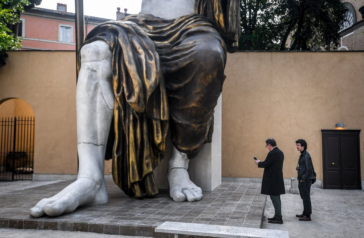 Cilvēki aplūko milzīgo imperatora Konstantīna statuju Romā