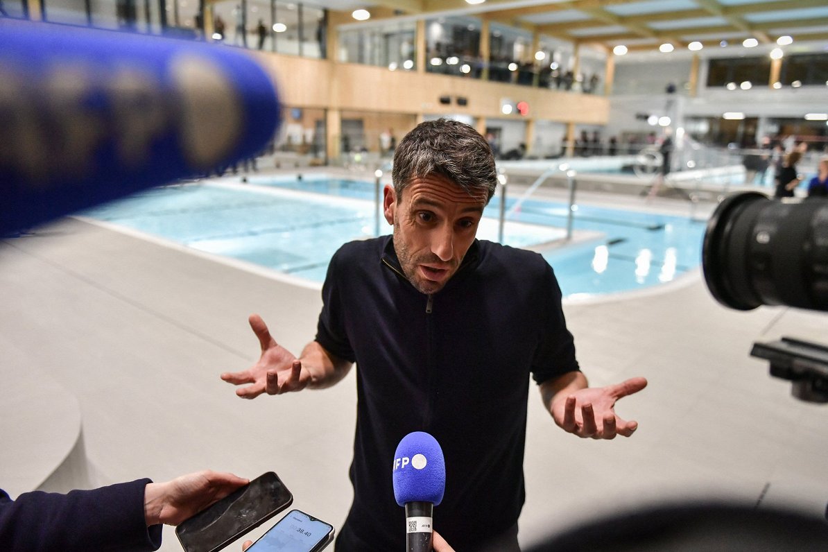Tonijs Estangē atbild uz žurnālistu jautājumiem olimpiskā ūdens sporta veidu centra atklāšanā Parīzē...