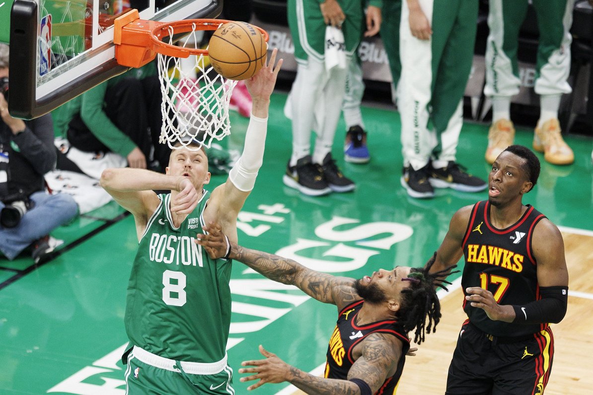 Kristaps Porziņģis (pa kreisi) Bostonas &quot;Celtics&quot; spēlē pret Atlantas &quot;Hawks&quot;