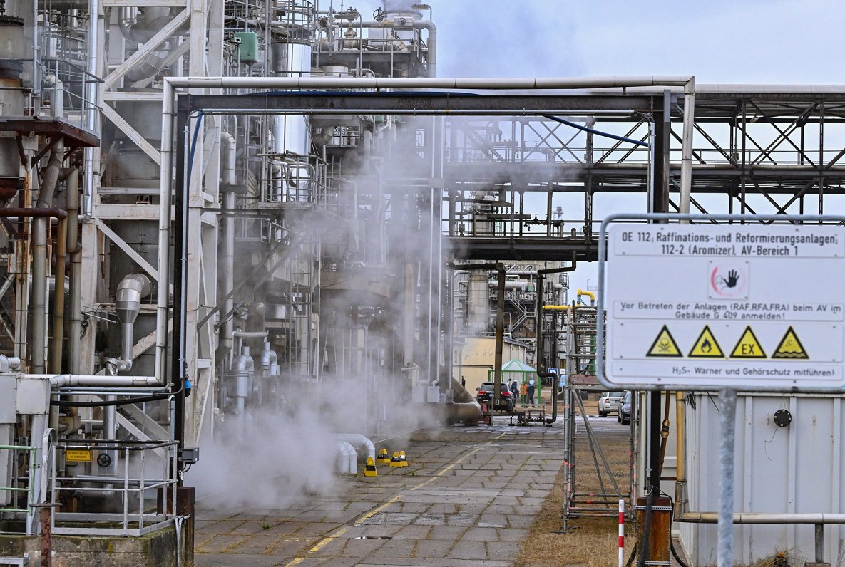 Ilustratīvs attēls: naftas pārstrādes iekārtas &quot;PCK-Raffinerie GmbH&quot; teritorijā Vācijā