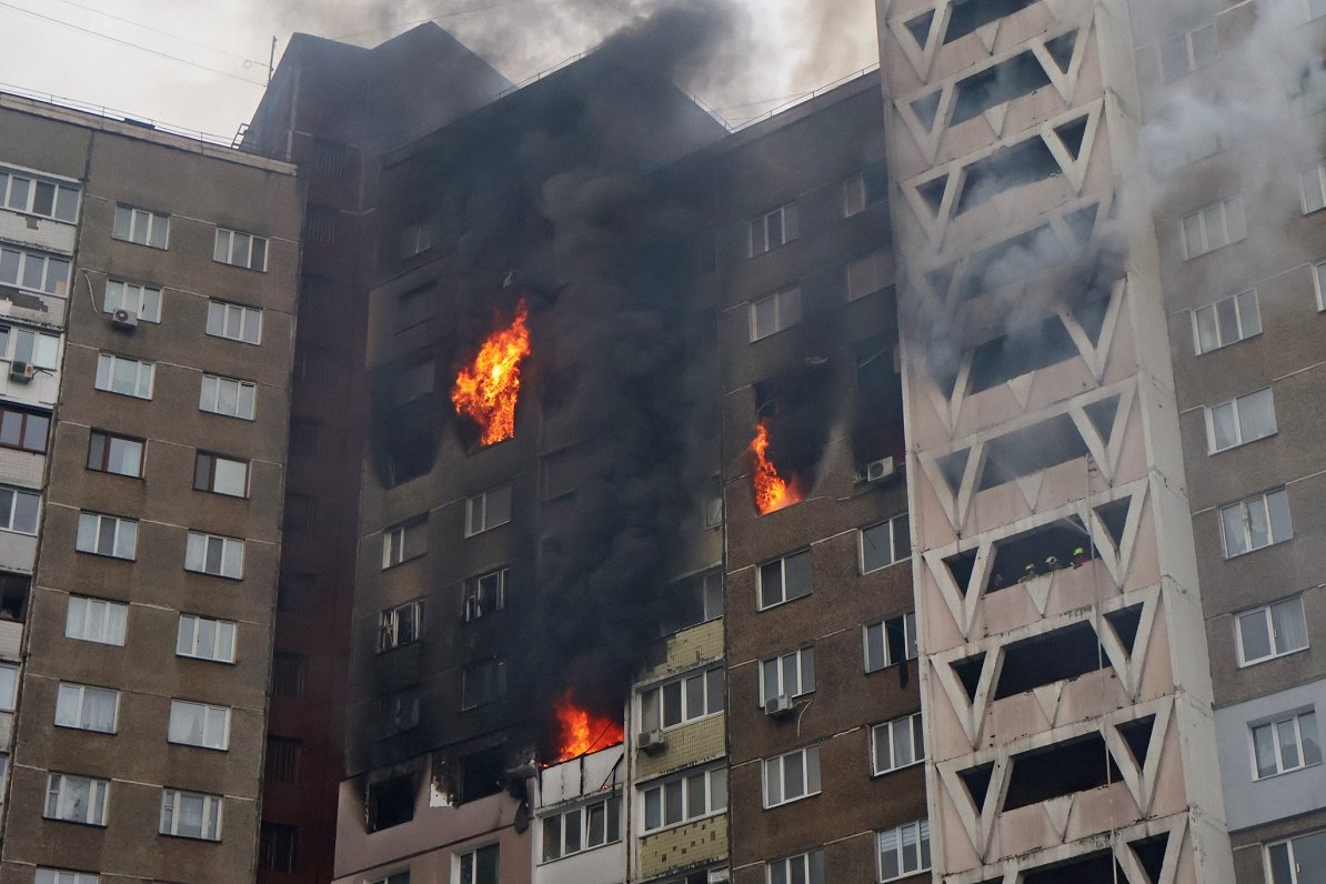 Ilustratīvs attēls: dzīvojamā ēka Ukrainas galvaspilsētā Kijivā pēc Krievijas masveida triecieniem