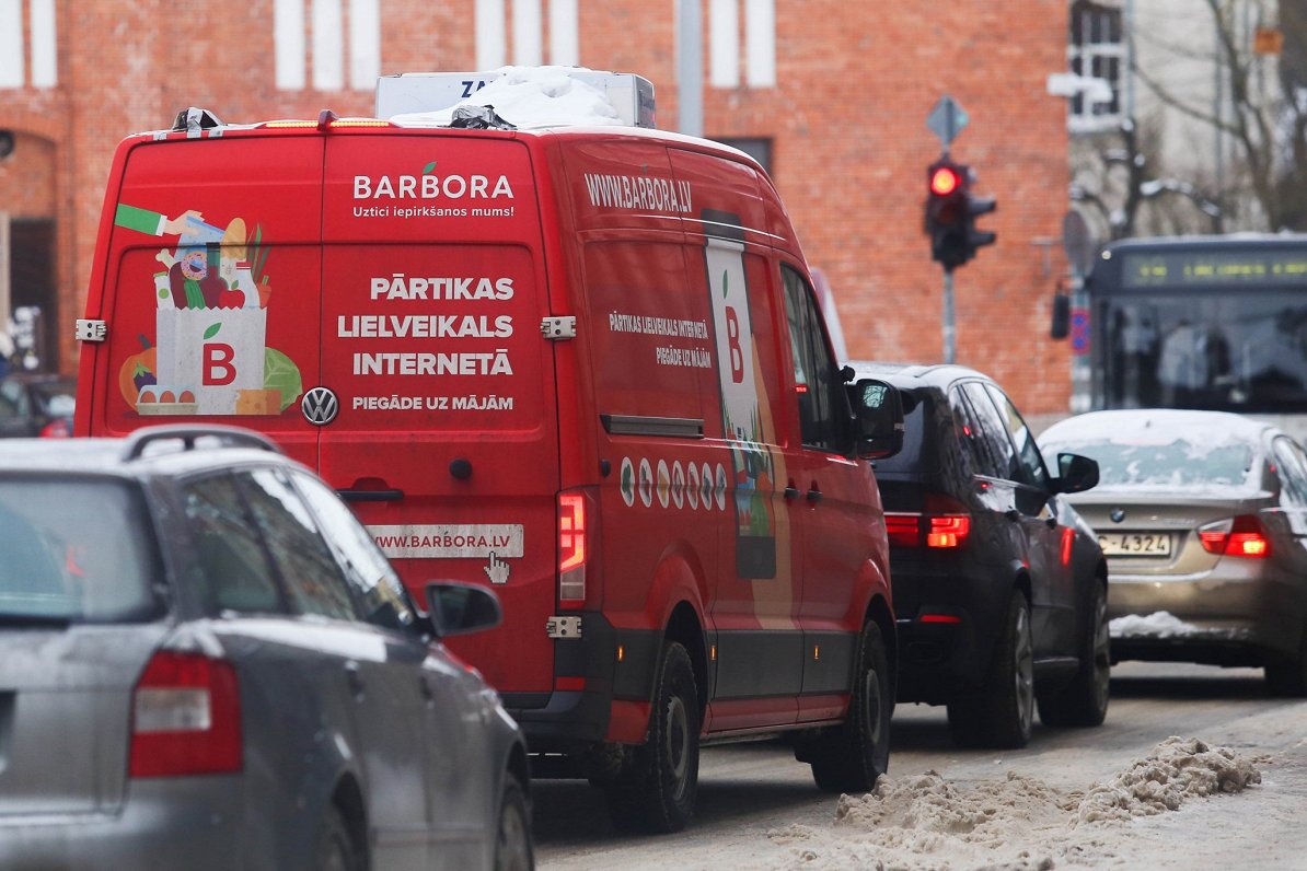 Ilustratīvs attēls: uzņēmuma &quot;Barbora&quot; piegādes transports Rīgas ielās