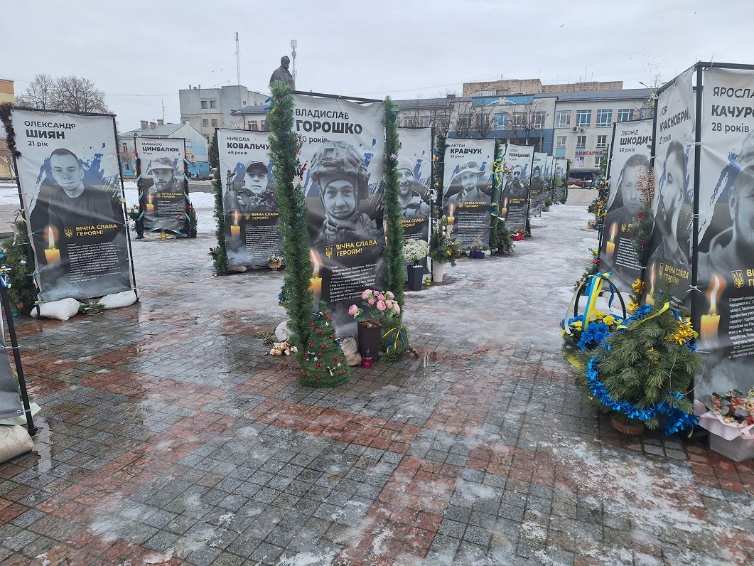 Kritušo karavīru portreti Ukrainas pilsētas Rivnas centrā