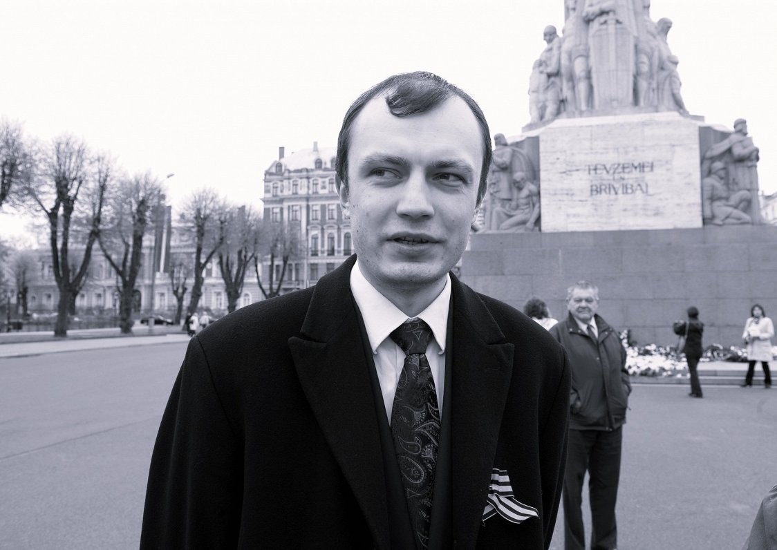 Jānis Kuzins pie Brīvības pieminekļa, 2010. gada 9. maijā