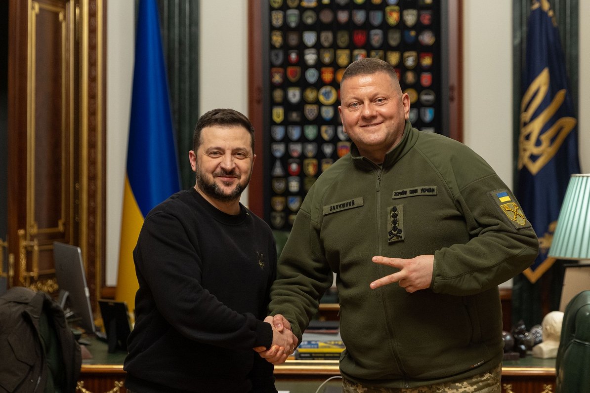 Ukrainas prezidents Volodimirs Zelenskis (no kreisās) ceturtdien tikās ar Bruņoto spēku virspavēlnie...