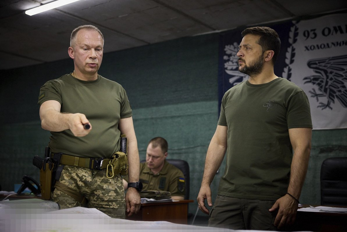 Ukrainas prezidents Volodimirs Zelenskis (no labās) ar sauszemes spēku komandieri ģenerāli Oleksandr...