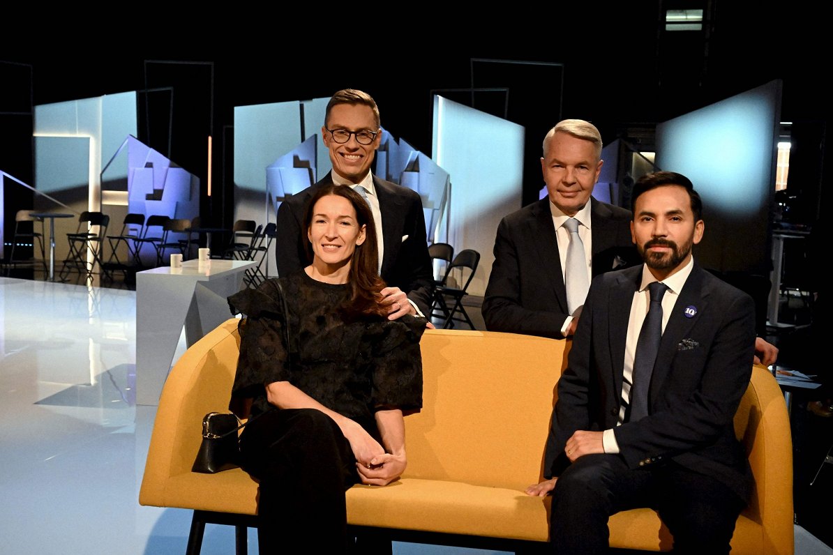 Somijas prezidenta amata kandidāts Aleksandrs Stubs ar sievu Sūzenu Inesi (no kreisās) un viņa konku...
