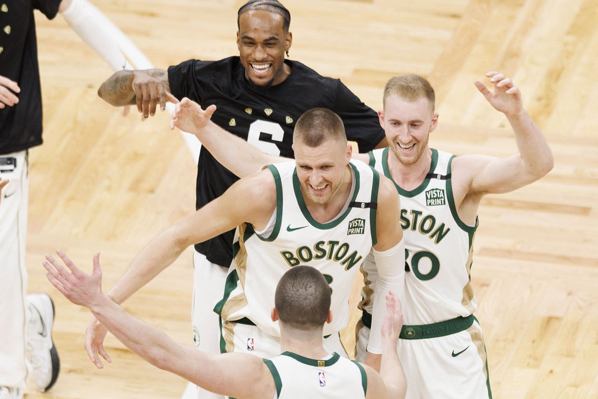 Latvijas basketbolists Kristaps Porziņģis NBA mačā Bostonas &quot;Celtics&quot; komandas sastāvā.