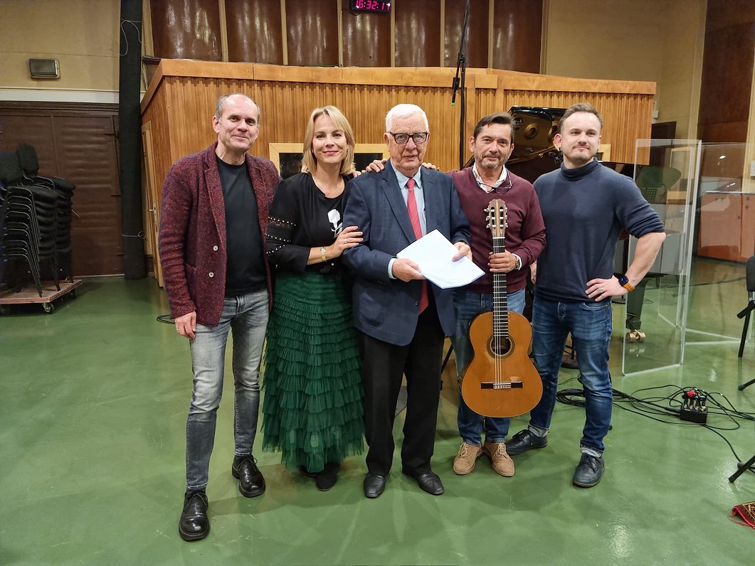Pēc ieraksta Latvijas Radio 1. studijā 2022. gada oktobrī (no kreisās): komponists Juris Vaivods, El...