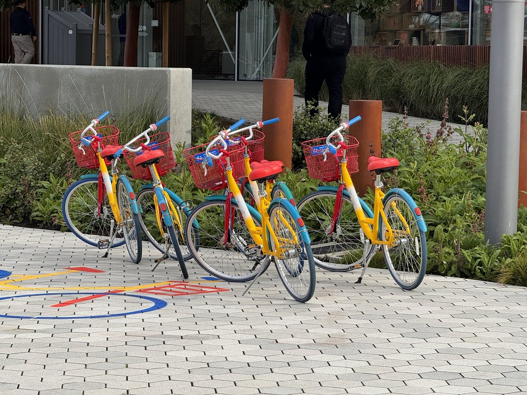 Krāsainie velosipēdi stāv pie &quot;Google&quot; birojiem nepiesieti – ņem un brauc! Svarīgi ir, lai...