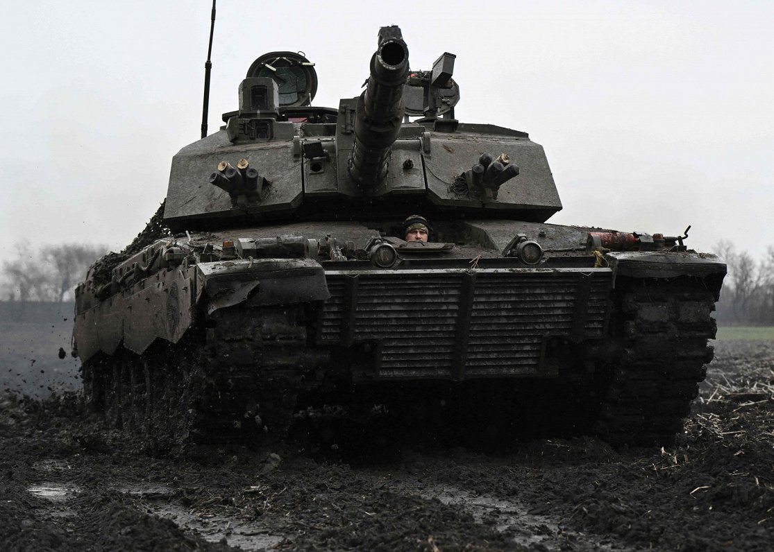 Ukrainas armijas tankists ar Chellenger 2 tipa tanku mācībās Zaporižjas reģionā.