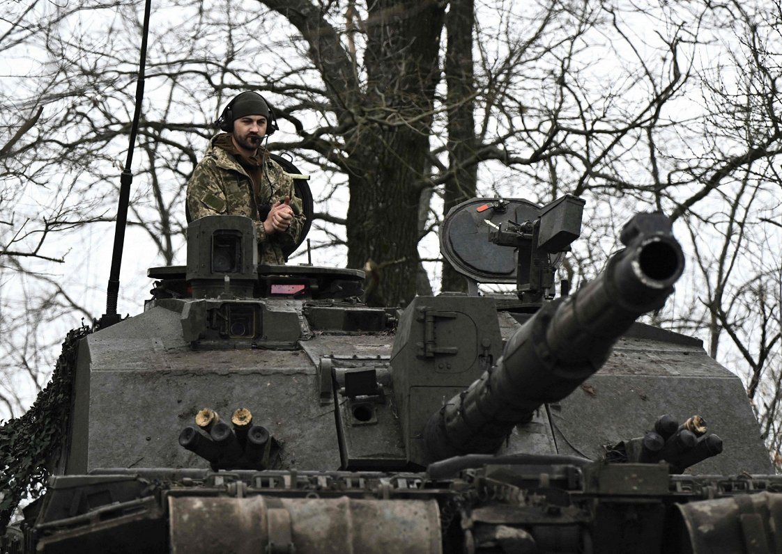 Ilustratīvs attēls: ukraiņu karavīrs pie frontes līnijas Zaporižjas apgabalā