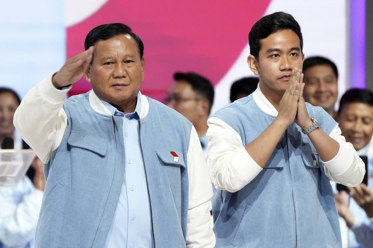 Indonēzijas prezidenta amata kandidāts Prabovo Subianto (no kreisās) un viceprezidenta amata kandidā...