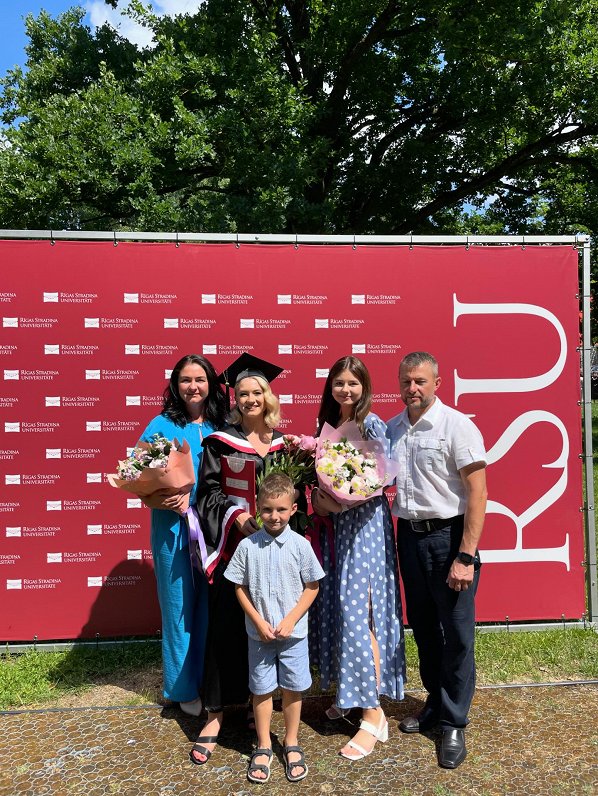 Liora ar ģimeni savā universitātes izlaidumā.