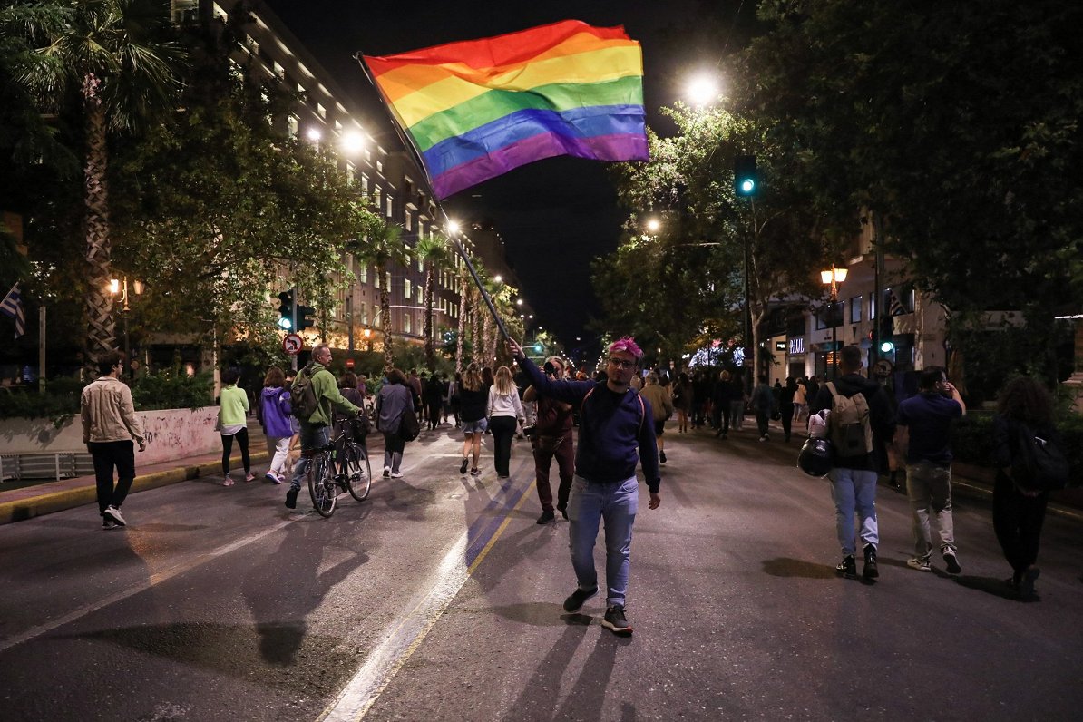 Cilvēks ar LGBT kustības karogu Atēnu ielās