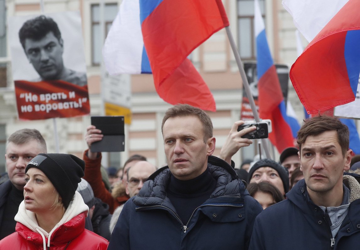 Aleksejs Navaļnijs (vidū) piedalās Maskavā nošautā opozīcijas līdera Borisa Ņemcova piemiņas pasākum...