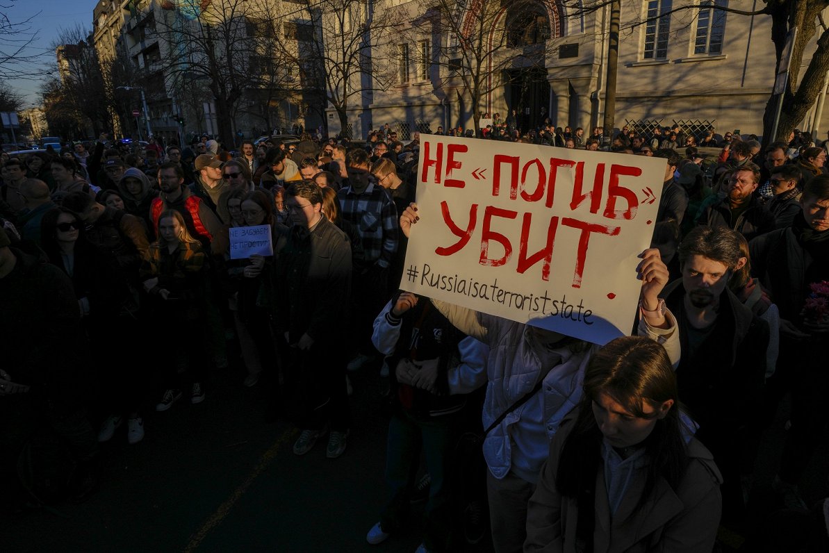 Плакат на акции в память о Навальном в Белграде. 16.02.2024
