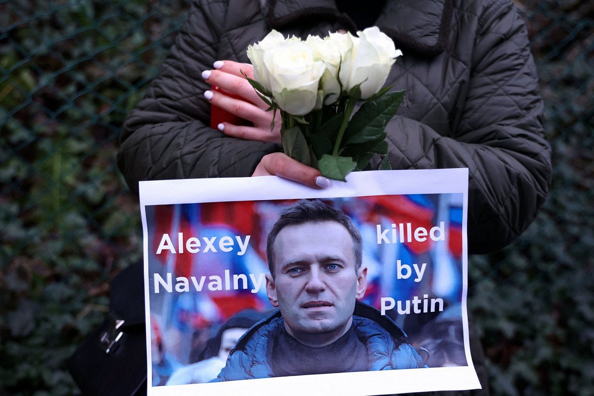 Uzraksts uz plakāta vēsta &quot;Aleksejs Navaļnijs, Putina nogalināts&quot;
