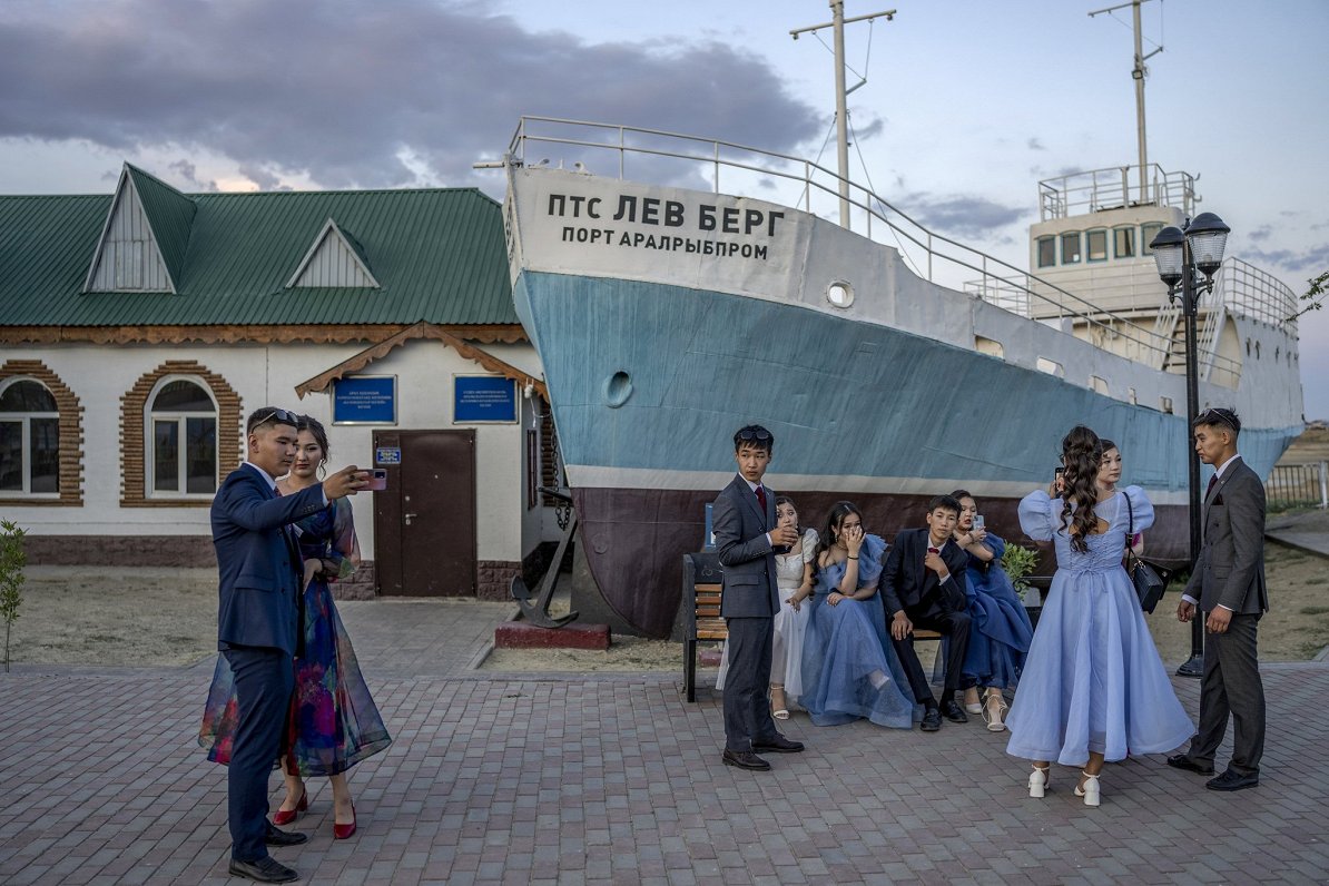 Vietējie jaunieši svin izlaidumu Kazahstānas pilsētā Aralā