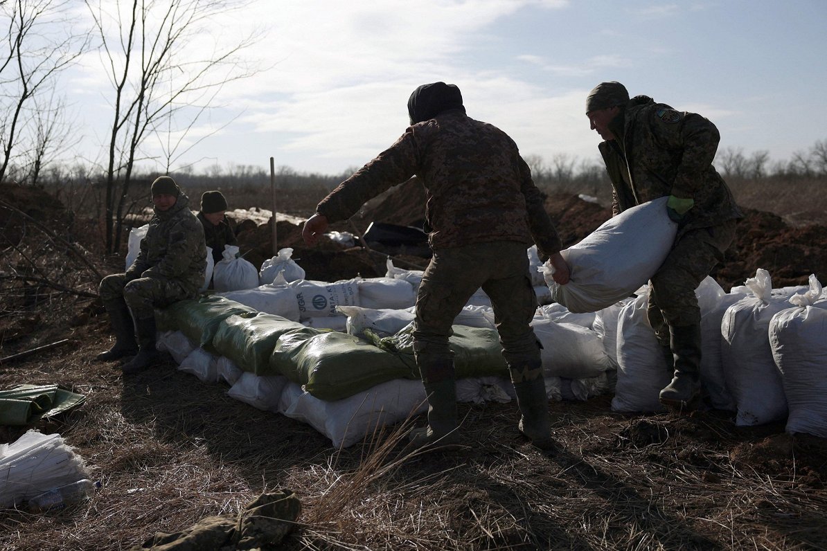Украинские военнослужащие недалеко от Авдеевки