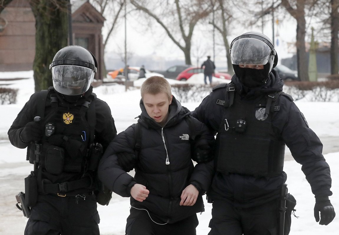 Policija Sanktpēterburgā, Krievijā, aiztur opozīcijas līdera Alekseja Navaļnija piemiņas pasākuma da...
