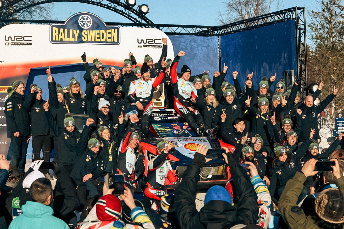 Esapekas Lapi ekipāža kopā ar komandu pēc uzvaras 2024. gada Zviedrijas WRC posmā.