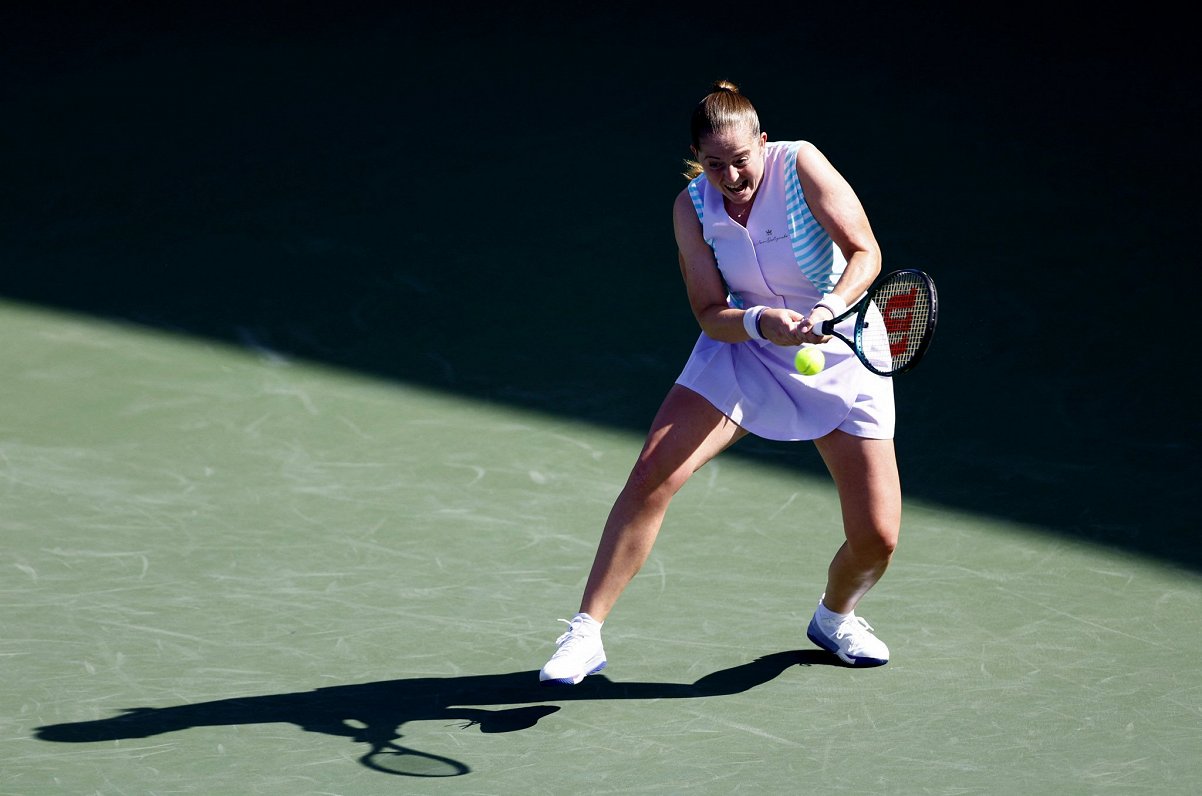 Tenisiste Ostapenko droši sasniedz Dubaijas turnīra astotdaļfinālu