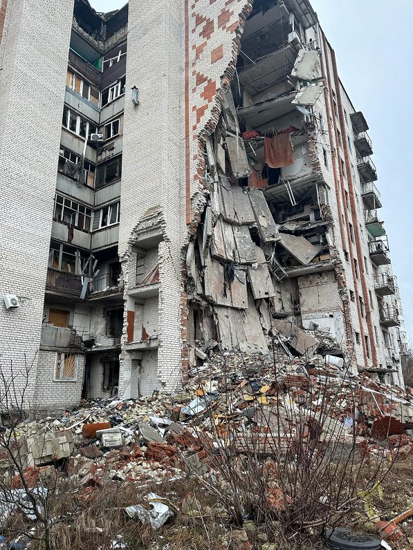 Karadarbībā izpostīta ēka Ukrainas pilsētā Limanā
