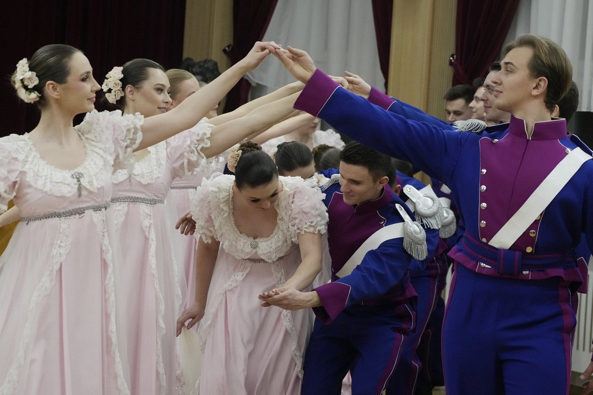 Varšavas Universitātes deju trupa dejo polonēzi.
