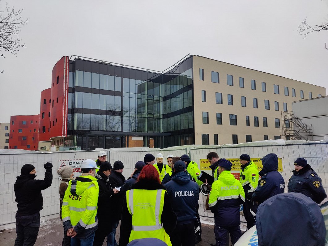 Полиция у нового корпуса больницы Страдиня