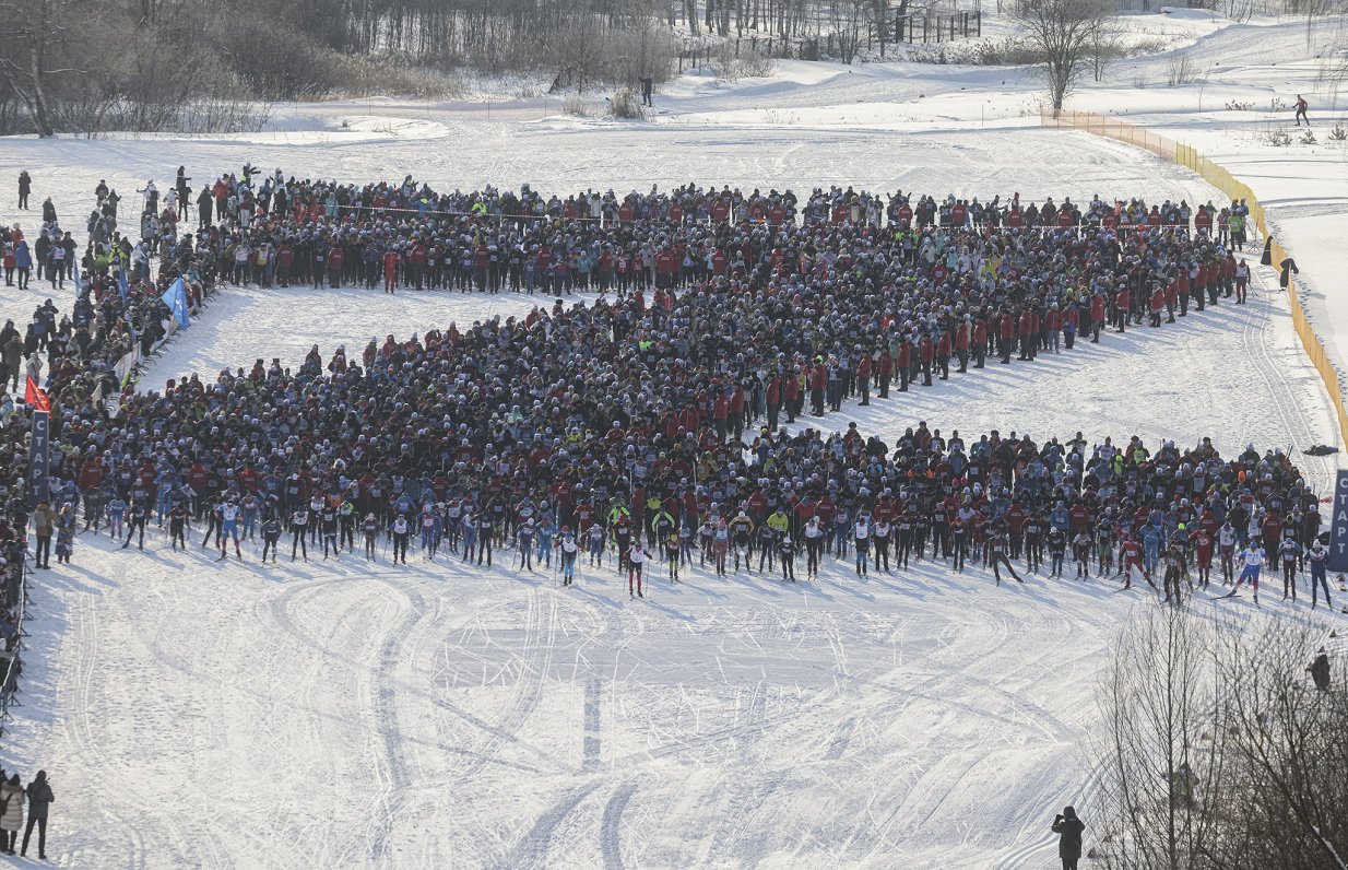 Amatieru slēpojuma dalībnieki startā Himkos 2024. gada 10. februārī