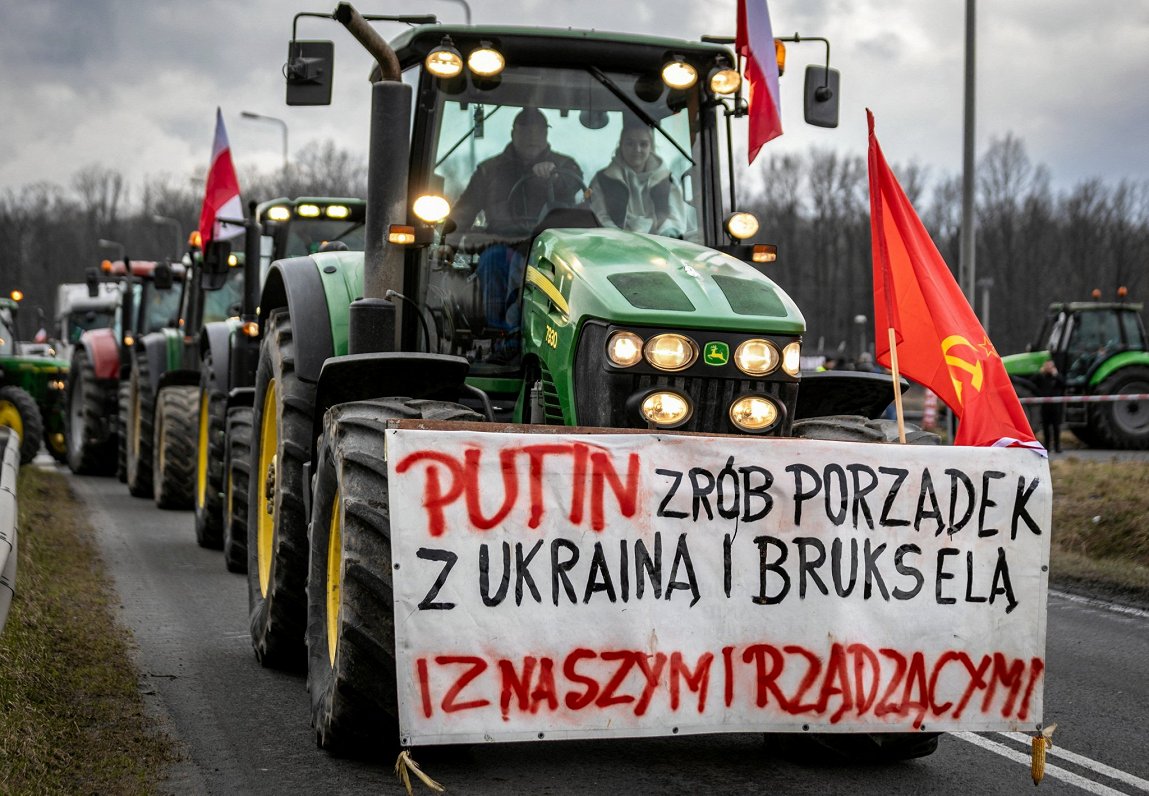 Krievijas prezidentu Vladimiru Putinu slavinošais plakāts Polijas lauksaimnieku protestā