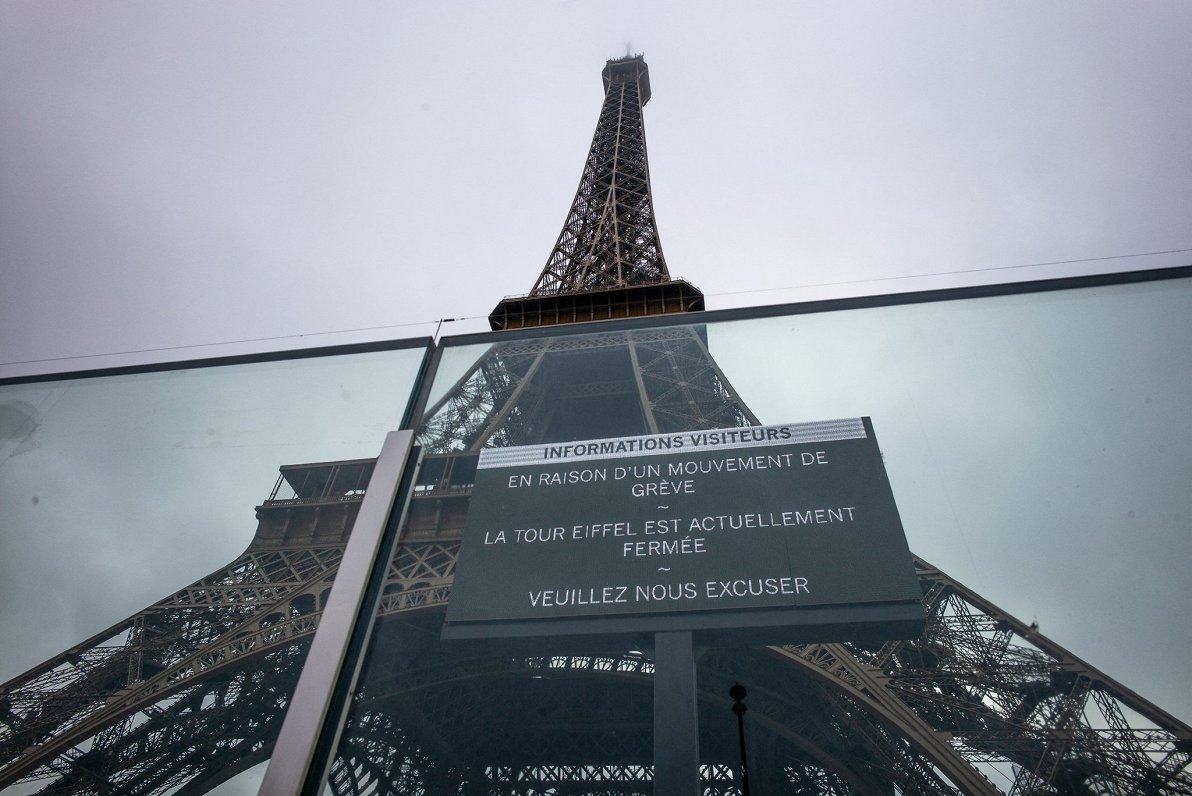 Streika laikā tūristiem slēgts Eifeļa tornis Parīzē