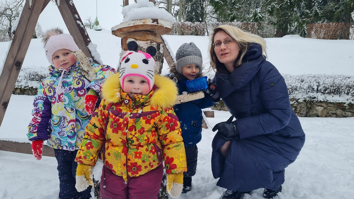 Rankas pamatskolas direktore Aiga Loseva ar ukraiņu bērniem bērnudārzā.